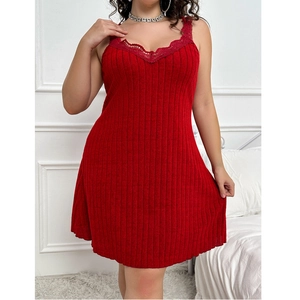 Sexy rotes Strick-Unterkleid mit Spitzenbesatz, Rippenstruktur und elegantem V-Ausschnitt