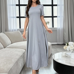 Détail d'une robe de chambre gris clair à manches courtes, col rond et coupe en ligne A