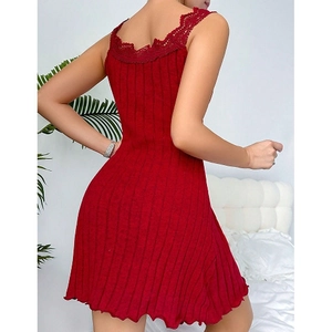 Rotes Nachthemd mit V-Ausschnitt, Spitzenbesatz und gestreifter Strickstruktur