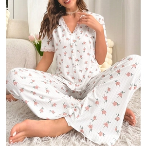 Pyjama deux pièces pour femmes avec imprimé floral, dentelle, haut manches courtes et pantalon