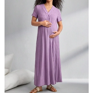 Abito premaman lungo viola con scollo a V e maniche corte in maglia a costine