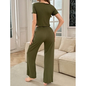 Pyjama vert olive en maille côtelée avec bords volantés et pantalon taille haute, vue de dos