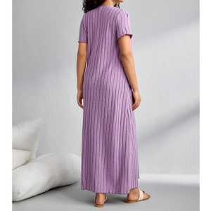 Elegante abito premaman lungo in maglia a coste viola con scollo a V e maniche corte soft