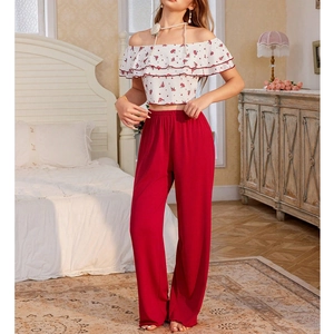 Ensemble homewear deux pièces avec haut fleuri à épaules dénudées et pantalon rouge large