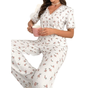 Ensemble pyjama fleuri avec bordure en dentelle, haut à manches courtes et pantalon rose