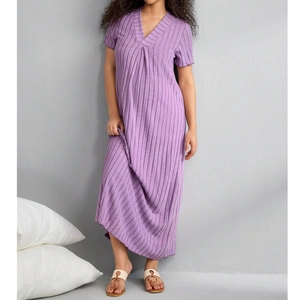 Camicia da notte premaman estiva con scollo a V in tessuto viola a coste e taglio comodo