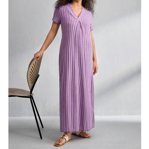 Dettaglio dell'abito premaman viola con scollo a V e trama a coste verticali in maglia