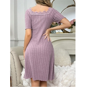 Nuisette de maternité violette à côtes avec bordure en dentelle délicate sur col en V