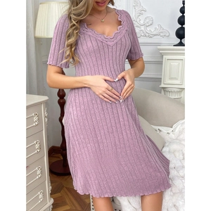 Détail du pyjama de maternité lilas avec dentelle au décolleté en V et tissu côtelé doux
