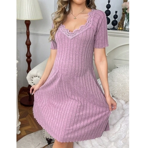 Nuisette de maternité en maille côtelée lilas avec col en V en dentelle et manches courtes