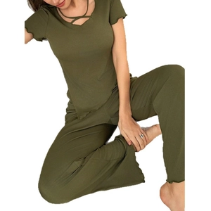 Ensemble pyjama vert armée côtelé pour femme avec haut à manches courtes et pantalon ample chic