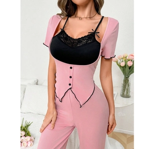 Detailansicht des rosa Rippstoffs, der schwarzen Spitze und Schleife am Pyjama-Set