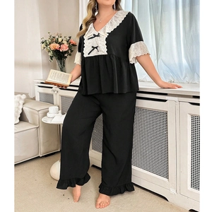 Pyjama deux pièces noir avec dentelle blanche, haut col V et pantalon à volants