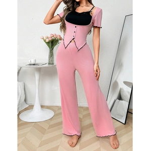 Dreiteiliges Damen-Lounge-Set mit schwarzem Spitzen-Top sowie rosa Strickjacke und Hose