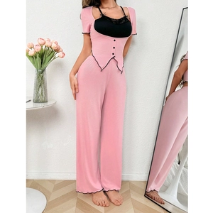 Rosa Strick-Hausanzug mit schwarzem Spitzen-Top und weiter Hose am Model