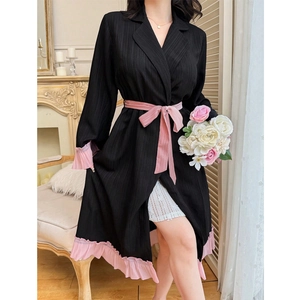 Négligé plissé noir élégant avec bordure en dentelle rose et ruban à la taille