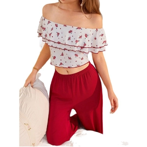Ensemble pyjama fleuri à épaules dénudées avec haut à volants et pantalon rouge