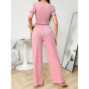 Zweiteiliges rosa Loungewear-Set mit kurzärmligem Crop-Top und Hose mit weitem Bein