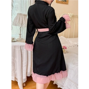 Nuisette noire élégante pour femme avec des volants en mousseline rose doux aux manches