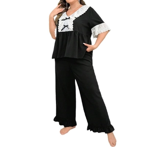 Pyjama femme grande taille noir avec manches courtes et col en dentelle blanche évidée