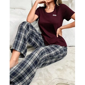 Pyjama femme avec haut bordeaux à manches courtes et pantalon à carreaux classique