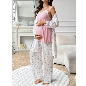Set pigiama premaman 3 pezzi con canotta rosa pizzo, vestaglia e pantaloni