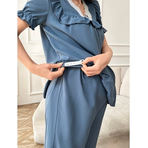 Pyjama de maternité bleu avec col en V en dentelle et taille élastique réglable