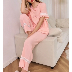 Pyjama rose pour femme avec col à volants et bordures en dentelle blanche, style décontracté