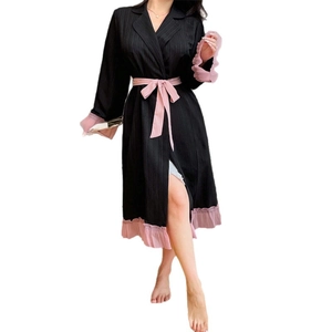 Robe de chambre noire à manches longues avec bordure à volants roses et ceinture femme