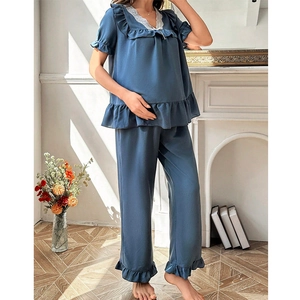Ensemble pyjama maternité deux pièces avec col V dentelle et ourlet à volants bleu