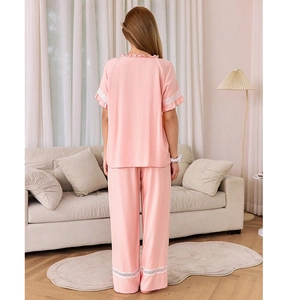 Ensemble de pyjama rose à manches courtes avec dentelle et volants pour la détente chic
