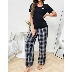 Pyjama pour femme avec t-shirt noir à manches courtes et pantalon large à carreaux