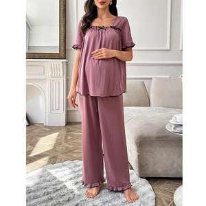 Pyjama de maternité deux pièces avec bordure en dentelle et col carré en mauve poudré