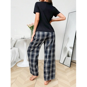 Ensemble pyjama femme avec haut noir à manches courtes et pantalon à carreaux rétro
