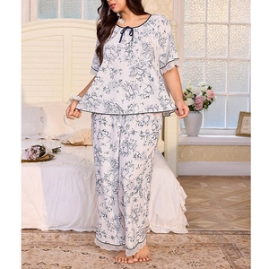 Pyjama floral pour femme avec manches courtes, bordure en dentelle et détail de nœud bleu