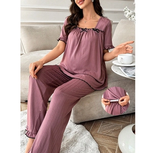 Ensemble pyjama rose deux pièces pour femme avec col carré et détails de volants