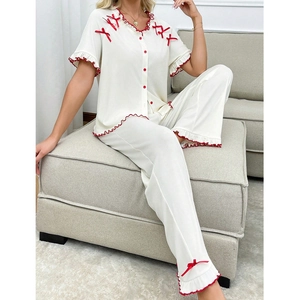 Set pigiama crema da donna con volant rossi e fiocchi di nastro per il comfort estivo