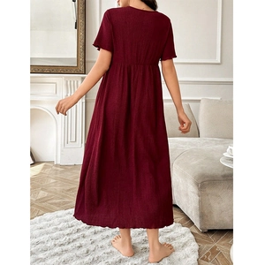 Robe de nuit maternité plissée rouge vin avec taille haute et manches courtes