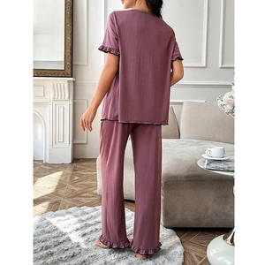 Ensemble pyjama lilas pour femme avec haut à manches courtes, pantalon et bords à volants