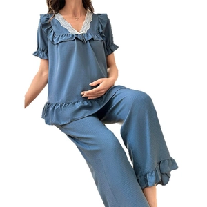 Pyjama de maternité bleu gaufré avec col en V, bordure en dentelle et volants