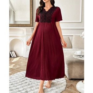Détail d'une robe de maternité bordeaux avec broderie en dentelle noire et décolleté en V