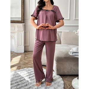 Détails de l'ensemble pyjama côtelé mauve avec bords à volants et petit nœud au décolleté