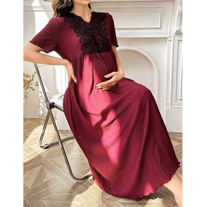 Robe de nuit longue de maternité rouge vin avec col en V en dentelle noire et tissu plissé