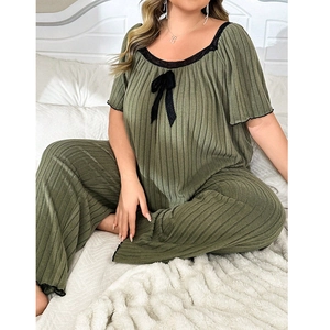 Set pigiama taglie forti da donna verde oliva in tessuto a costine con bordi in pizzo nero
