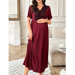 Nuisette de maternité ample bordeaux avec bordure en dentelle noire et col en V chic