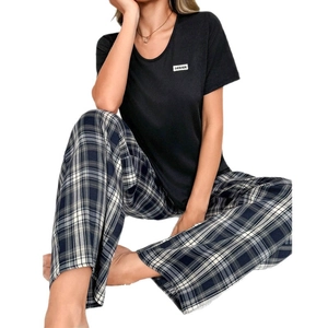 Pyjama deux pièces pour femme avec t-shirt noir à manches courtes et pantalon à carreaux