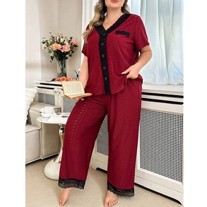 Pyjama grande taille femme bordeaux avec dentelle noire élégante et pantalon long confortable
