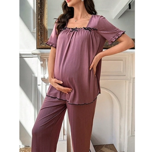 Détails du pyjama de maternité violet foncé avec encolure carrée et bordures en dentelle