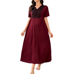 Nuisette de maternité ample bordeaux avec détails de broderie en dentelle noire