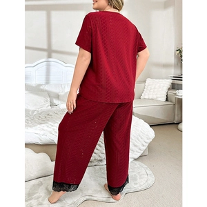 Pyjama femme grande taille rouge foncé avec col en V et bordures en dentelle noire élégante
